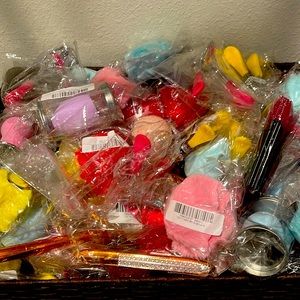 Women’s mystery scoop makeup